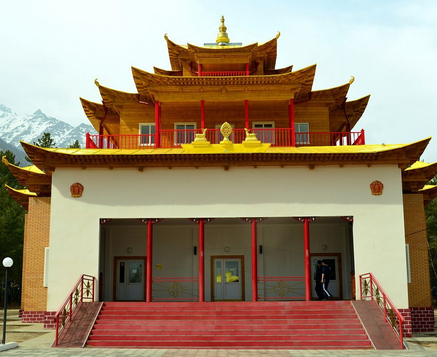 Вход в дацан